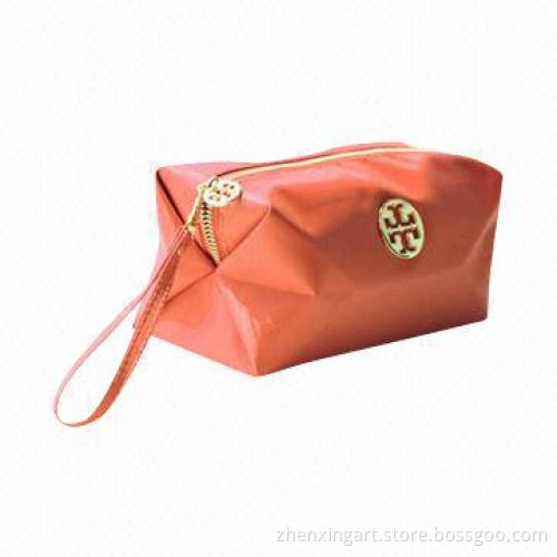 Simple Cosmetic Bag with a Hand Ring
